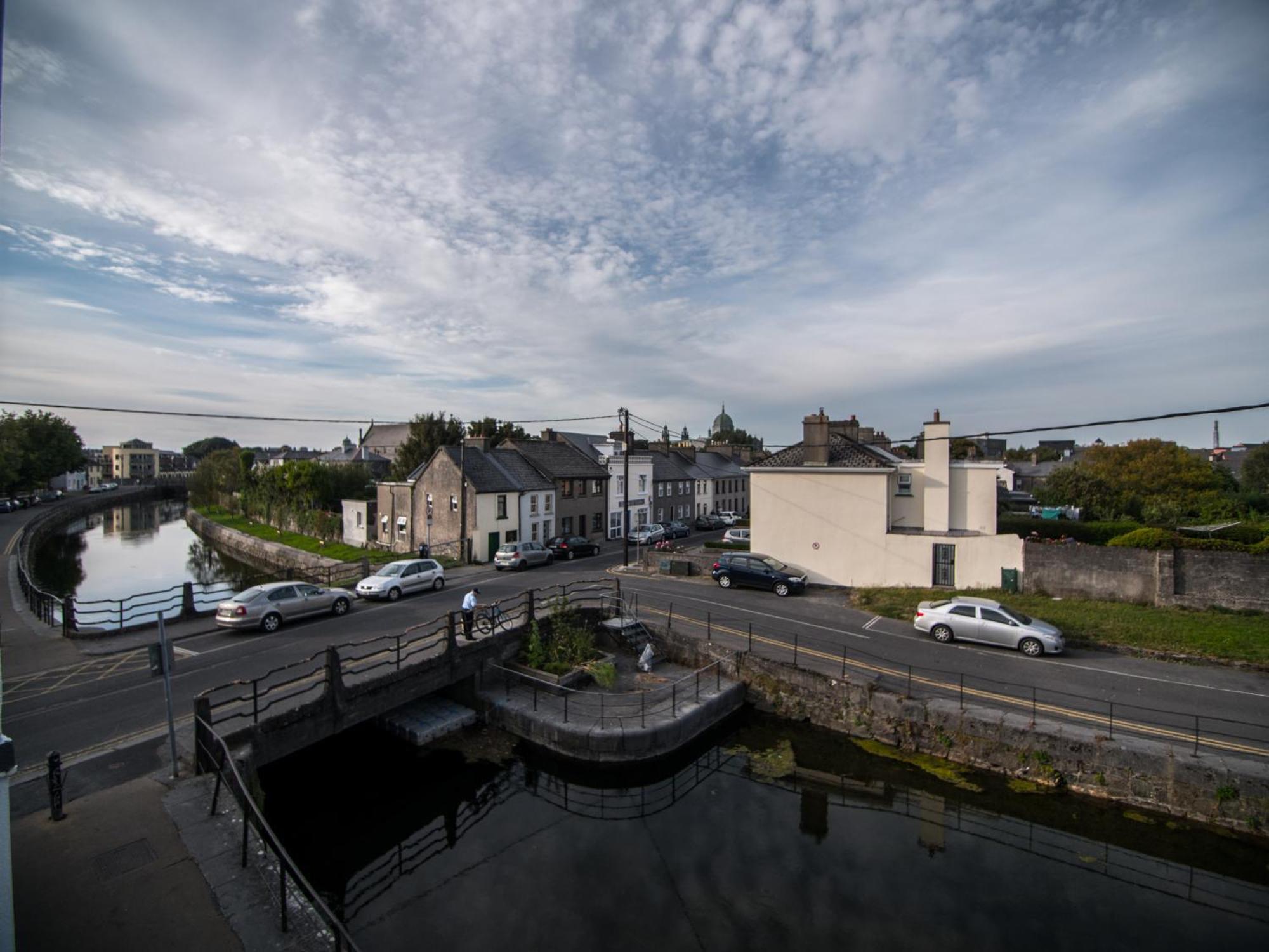 Donegan Court Aparthotel Galway Exteriör bild