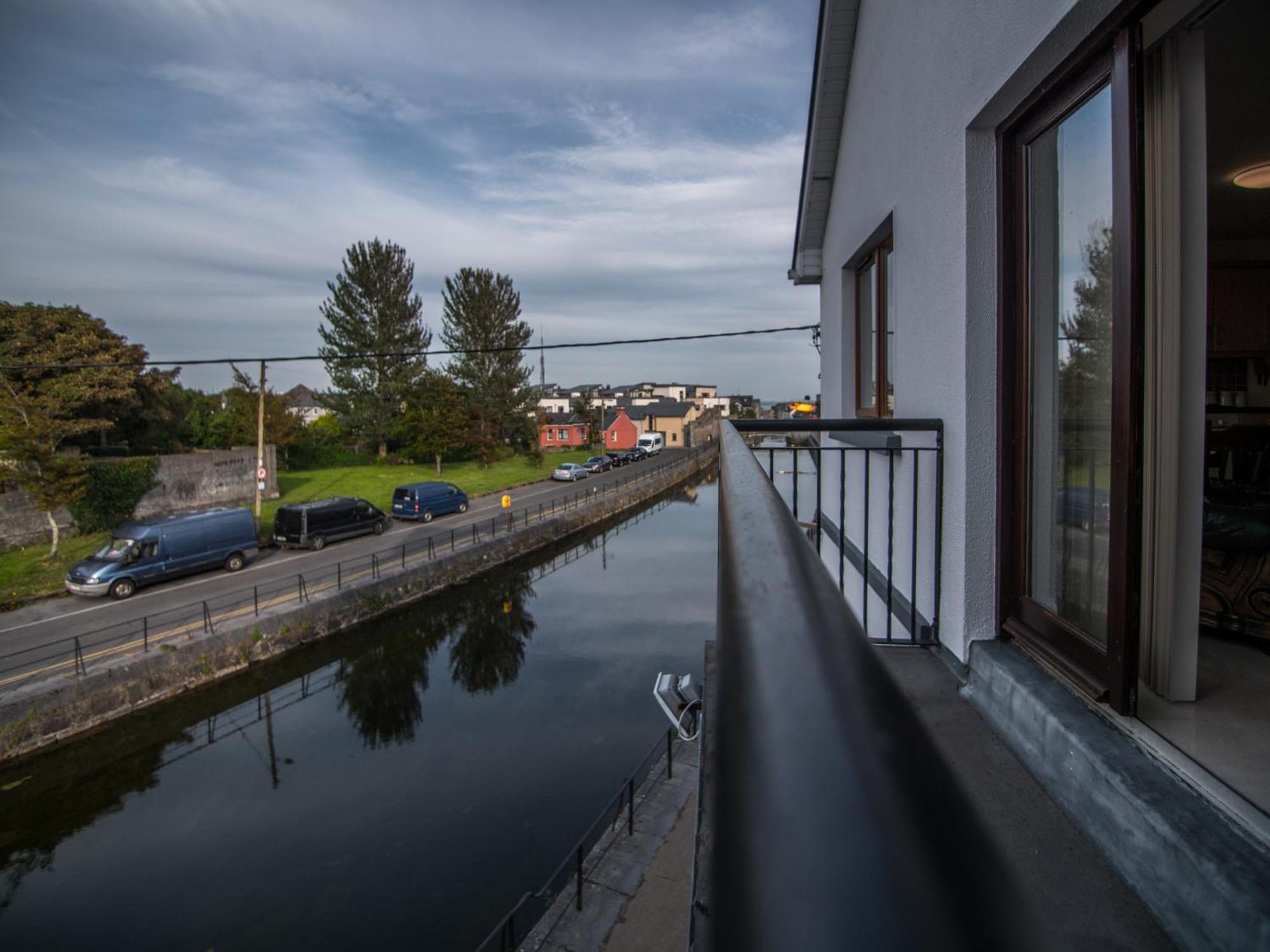 Donegan Court Aparthotel Galway Exteriör bild